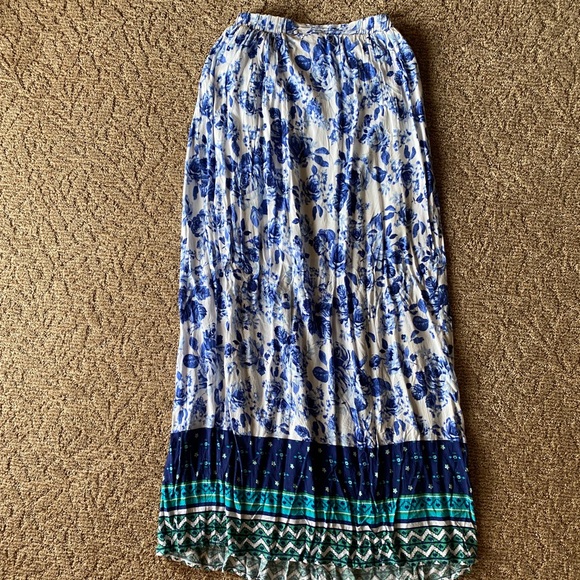 Dresses & Skirts - Beautiful Maxi Skirt bought from Francescas